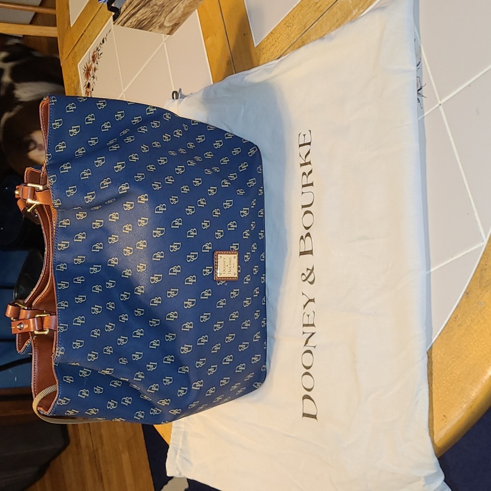 Dooney & Bourke Navy & Gold Bag.  Pre-loved - Picture 2 of 16